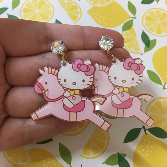 🍊NWT Sanrio Hello Kitty Pink Horse CZ Earrings - Picture 4 of 9